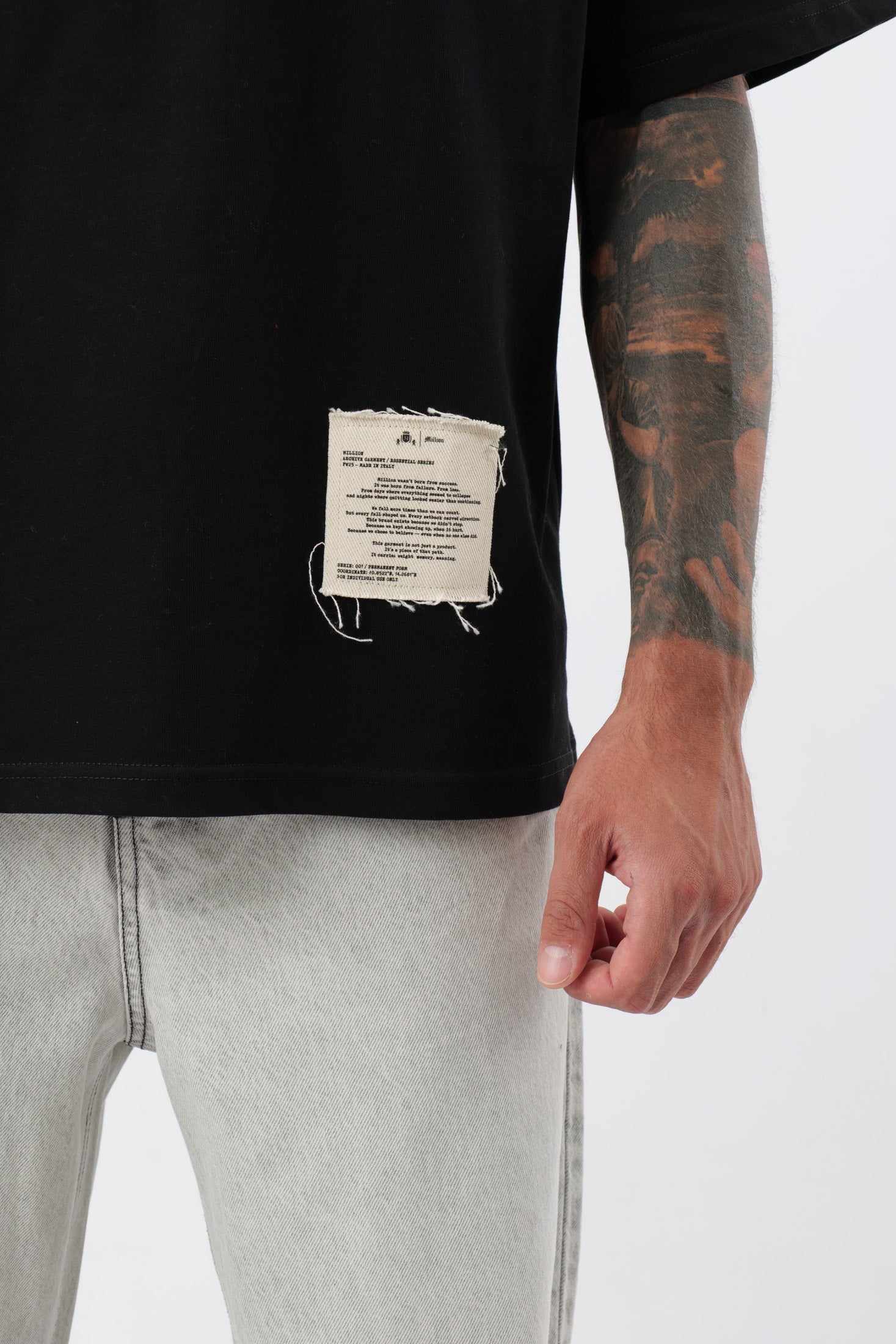 Tee "Archive" Preta